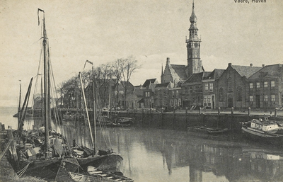 1833 Veere, Haven. Gezicht op de haven met afgemeerde schepen, de Kaai en het stadhuis van Veere