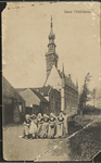 1920 Veere (Walcheren). Een groep meisjes in Walcherse dracht lopen op de Markt te Veere. Op de achtergrond het stadhuis