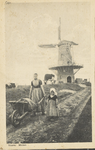 1928 Veere. Molen. Gezicht op de molen te Veere met op de voorgrond een vrouw en een meisje in Walcherse dracht met een ...
