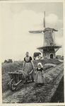 1929 Veere Molen. Gezicht op molen 'De Koe' te Veere met op de voorgrond een vrouw en een meisje in Walcherse dracht ...