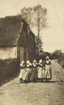 2032 Op weg naar school. (Zeeland). Een groep meisjes in Walcherse dracht in de Wagenaarstraat te Veere
