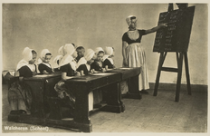 2062 Walcheren (School). Een klas schoolmeisjes en de onderwijzeres, in Walcherse dracht