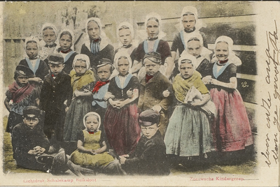 2095 Zeeuwsche Kindergroep. Een groep kinderen in Walcherse dracht te Serooskerke (W)