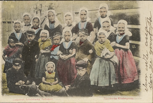 2095 Zeeuwsche Kindergroep. Een groep kinderen in Walcherse dracht te Serooskerke (W)