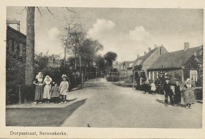 2097 Dorpsstraat, Serooskerke. Gezicht op een straat te Serooskerke (W) met poserende jeugd in Walcherse dracht
