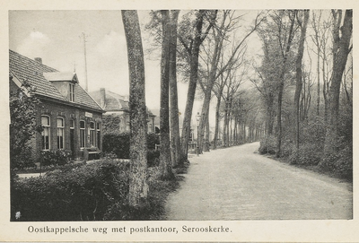 2098 Oostkappelsche weg met postkantoor, Serooskerke.. Gezicht op de Oostkapelse weg te Serooskerke (W) met het postkantoor