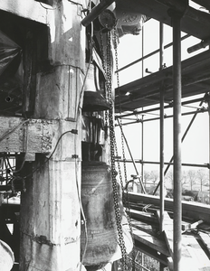 219 Restauratiewerkzaamheden bij de klokken van het carillon van de Stadhuistoren te Veere