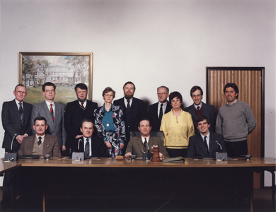 2213 Groepsfoto van de gemeenteraad van Domburg in de raadzaal, met burgemeester Diepenhorst, rechtsachter de heer Labruyère
