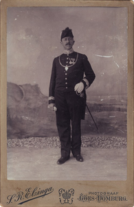 2215 De burgemeester van Domburg, Ernest Louis baron van Hardenbroek van Lockhorst (1864-1912 in uniform in een ...