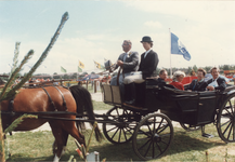 2231 Een rijtuig met de commissaris van de koningin in Zeeland dr. C. Boertien en echtgenote en burgemeester ...