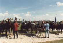 2234 Burgemeester Diepenhorst op de bok bij een wagen met vier paarden voor de start op het concours hippique te Domburg