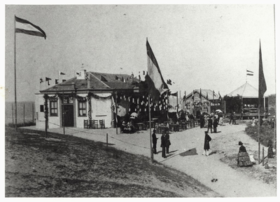 2241 Het voormalig Badpaviljoen (1837) op het duin te Domburg, met wandelend publiek bij het terras
