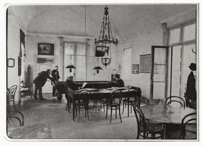 2242 Mannen in de zaal met biljart in het voormalig Badpaviljoen (1837) te Domburg