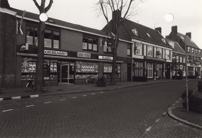 2261 Een deel van de Ooststraat te Domburg met de Centra-voordeelmarkt (nr. 1)