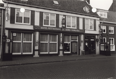 2262 De gevel van hotel-restaurant de Burg aan de Ooststraat 5 te Domburg