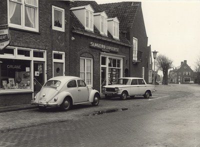 2263 De gevels aan de Ooststraat te Domburg van fotohandel P. Adriaanse (nr. 6) en slagerij Hugense