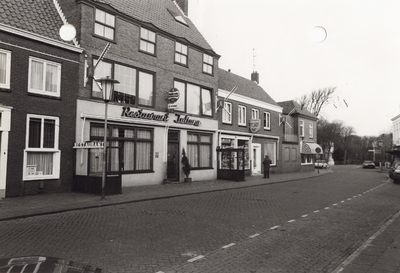 2267 Een deel van de Ooststraat te Domburg met de gevel van restaurant Juliana (nr. 9) en rechts een winkel in verlichting