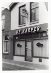 2272 De gevel van bar-bodega de Karper van A. Schregts aan de Stationsstraat 5 te Domburg