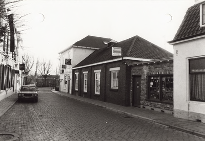 2275 Een deel van de Stationsstraat te Domburg met de slijterij Tramzicht (nr. 8a)
