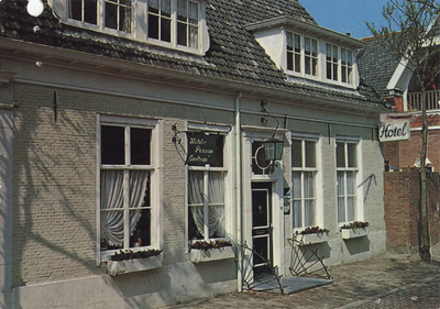 2290 Gevel van hotel-pension Centrum aan de Zuidstraat 2 te Domburg, eigenaar J.A.R. Suurmond