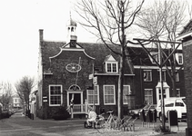 2306 Het stadhuis aan de Markt te Domburg, vanuit de Zuidstraat