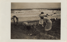 2344 Graven van een sleuf door een familie op het strand van Domburg