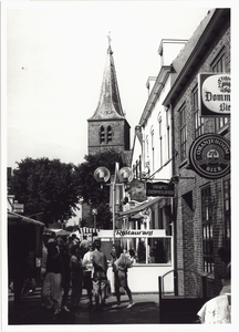 2345 Toerisme in de Kerkstraat te Domburg, met marktkramen, kafé Domburg en achter de toren van de Nederlandse hervormde kerk