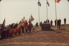 2353 Herdenking 1940-1945 op het duin te Domburg bij de plaquette van de bevrijding van de haven van Antwerpen met ...