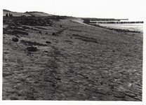 2370 Verbetering van de Westkappelse zeedijk, met een bulldozer zand schuivend, en achter een schip op de zee