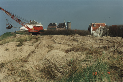 2381 Zandophoging met een kraan in de duinen te Domburg