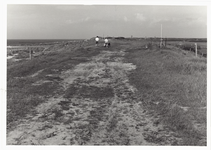 2392 De aanleg van de dijk Domburg-Westkapelle, meetpalen op het duin