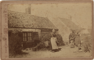 2407 Een boerderij in de buurt van de Hoge Hil te Domburg met de familie in Walcherse klederdracht en een vrouw met een ...