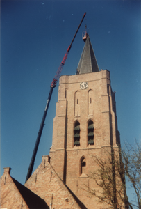 2433 Plaatsen van de weerhaan met een bak aan een kraan op de spits van de toren van de Nederlandse hervormde kerk te ...