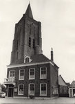 2434 Het gemeentehuis aan de Dorpsstraat 5 te Oostkapelle en achter de toren van de Nederlands hervormde kerk te Oostkapelle