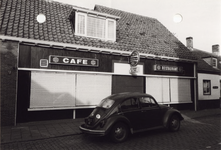 2443 De gevel van café-restaurant Koelewijn aan de Dorpsstraat te Oostkapelle