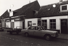 2444 De gevel van café-restaurant Koelewijn aan de Dorpsstraat te Oostkapelle