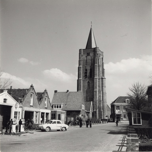 2449 Gezicht in de Domburgseweg te Oostkapelle met de Nederlandse hervormde kerk met tankstation