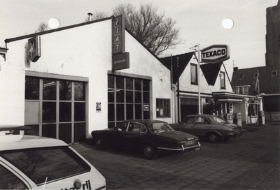 2451 De garage Duyvelaar met tankstation aan de Domburgseweg 83 te Oostkapelle