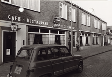 2456 De gevel van café-restaurant Hotel Zeelandia aan de Dorpsstraat 39/41 te Oostkapelle