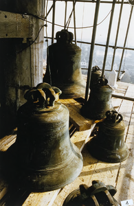 246 Klokken van het carillon van het Stadhuis te Veere op de steigers tijdens de restauratie