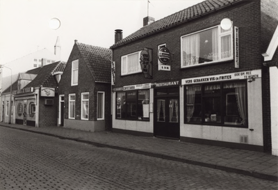 2462 De gevel van vishandel annex cafetaria annex café-restaurant Ol en Bol aan de Dorpsstraat te Oostkapelle, en ...