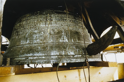 248 Een klok met hamer van het carillon van het Stadhuis te Veere tijdens de restauratie