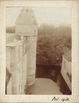 2501 Gezicht op een toren en een deel van de gracht van kasteel Westhove te Oostkapelle
