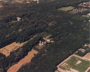 2526 Gezicht op de buitenplaats Duinbeek te Oostkapelle, vanuit de lucht, oblique