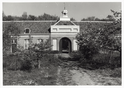 2540 Poort aan de achterzijde van het Zeeuws Biologisch Museum te Oostkapelle in de Orangerie van kasteel Westhove