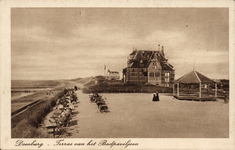 2570 Domburg - Terras van het Badpaviljoen. Gezicht op het Badpaviljoen te Domburg met op de voorgrond het terras van ...