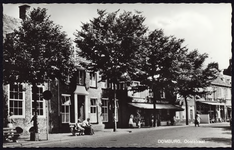2574 Domburg, Ooststraat. Gezicht op de Ooststraat te Domburg met rechts Hotel Van Zetten en links een gedeelte van het ...