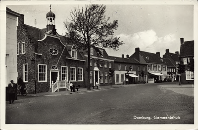2576 Domburg, Gemeentehuis. Gezicht op de Markt en de Ooststraat te Domburg met links het gemeentehuis