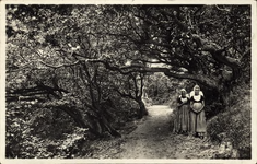 2588 Domburg. Mantelingen. Twee meisjes in dracht op een bospad in de Manteling te Domburg