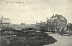 2620 Zonneduin met Strand-hotel, Domburg. Gezicht op pension Zonneduin met op de achtergrond het Strandhotel te Domburg